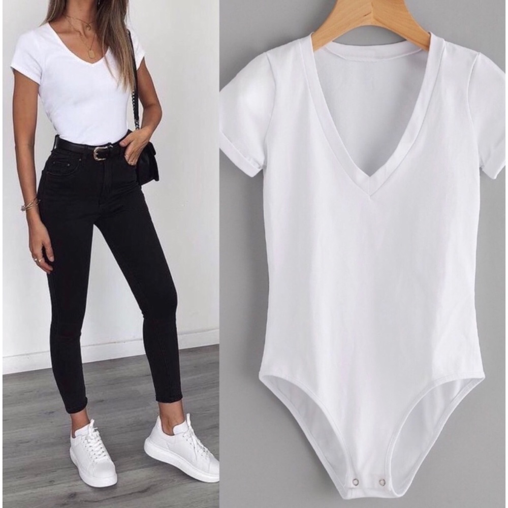 🖤 Super chic V neck bodysuit in white 🖤